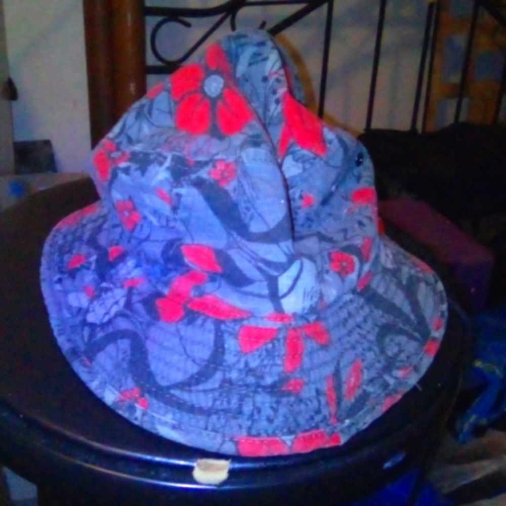 Floral Pattern GAP Bucket Hat in Gray/Red